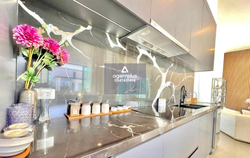 บ้านพูลวิลล่าหรูในพัทยา Palm Lakeside Villa ที่สวยงามแห่งนี้ตั้งอยู่ในพัทยาตะวันออกและมีทุกสิ่งที่คุณต้องการสำหรับการใช้ชีวิตที่หรูหรา ด้วย 4 ห้องนอน 5 ห้องน้ำ