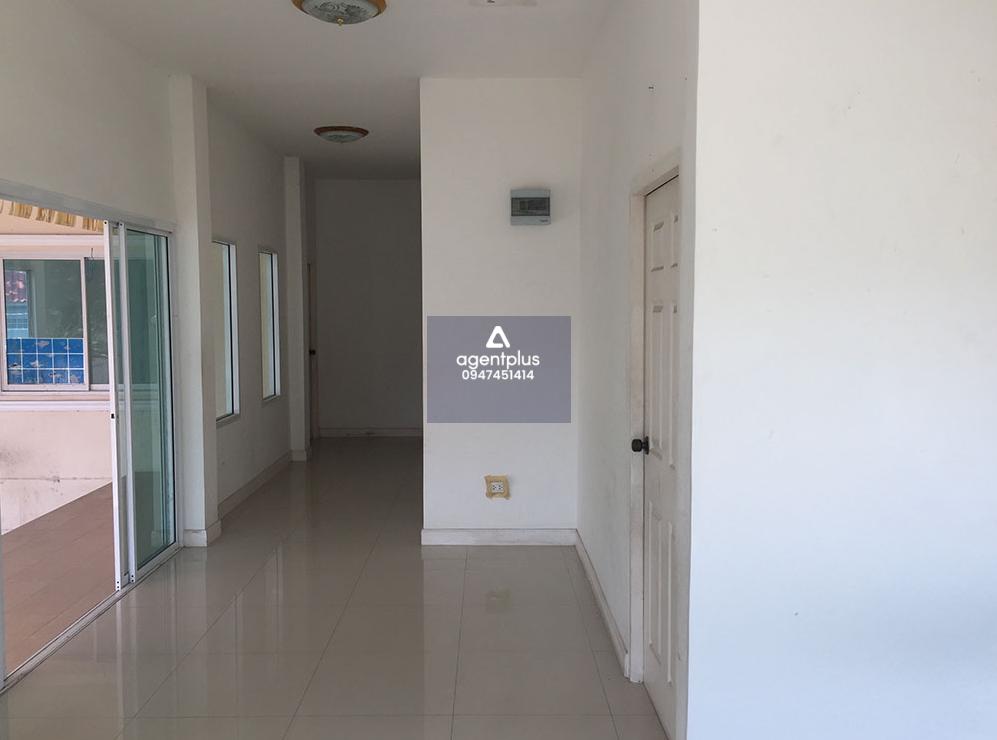 บ้านเดี่ยวชั้นเดียว มายด์เพลสบึง ศรีราชา ถนนสายชลบุรี-พัทยา (สาย 7) แยกเข้าถนนสายอ่าวอุดม-ปากร่วม (ชบ.1032) ระยะทาง 3 กม. แยกเข้าถนนซอยชุมชนบึงบน 3 ประมาณ 88 เมตร ทำเลดี เดินทาง-เข้าออกสะดวก สาธารณูปโภคพร้อม เหมาะอยู่อาศัย