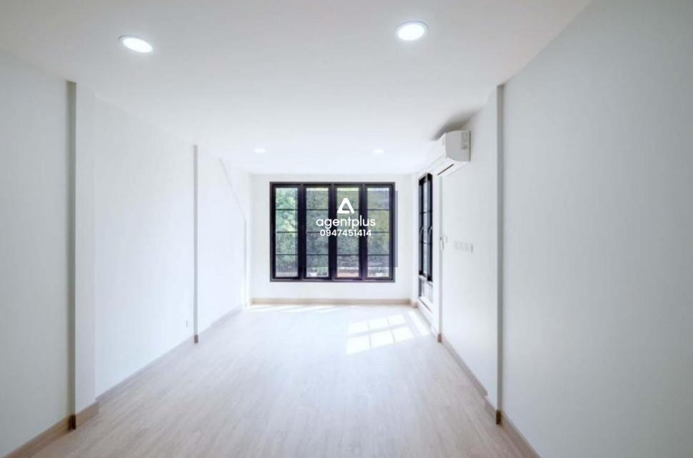 *ขายทาวน์เฮ้าส์สไตล์โมเดิร์นคลาสสิค (ไม่รวมตกแต่ง) ซอย พัฒนาการ 12 เชื่อมต่อเพชรบุรีตัดใหม่-ท่องหล่อ-สุขุมวิท-พระราม9-ศรีนครินทร์ สะดวกรวดเร็ว