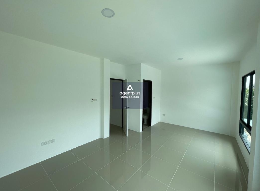 ทาวน์เฮ้าส์ 2 ชั้น ไอวี่ ทาวน์ 1 ภายในกว้างขวาง การเดินทางสามารถใช้มอเตอร์เวย์ กรุงเทพ‑ชลบุรี สายใหม่ โดยใช้เวลาเดินทางประมาณ 20 นาที รายล้อมด้วยสถานที่สำคัญ