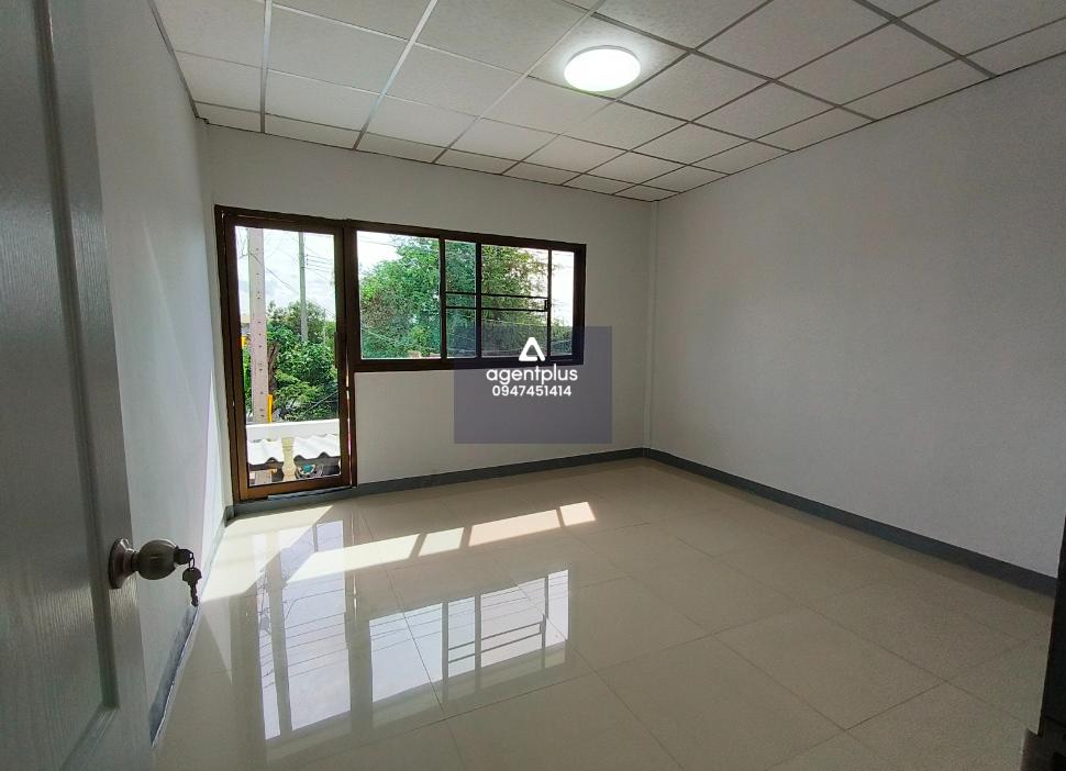 ขายทาวน์เฮ้าส์ 2 ชั้นพร้อมอยู่ หัวมุมปากซอย ริมถนน เคหะ-บ้านใหม่ ไทรน้อย เหมาะทำสำนักงาน ค้าขาย ร้านสะดวกซื้อ หรือทำห้องให้เช่าทำเลดี 3ห้องนอน 2น้ำ ต่อเติมหลังคาหน้าบ้าน ปรับปรุงใหม่ใหม่หมดทั้งหลัง