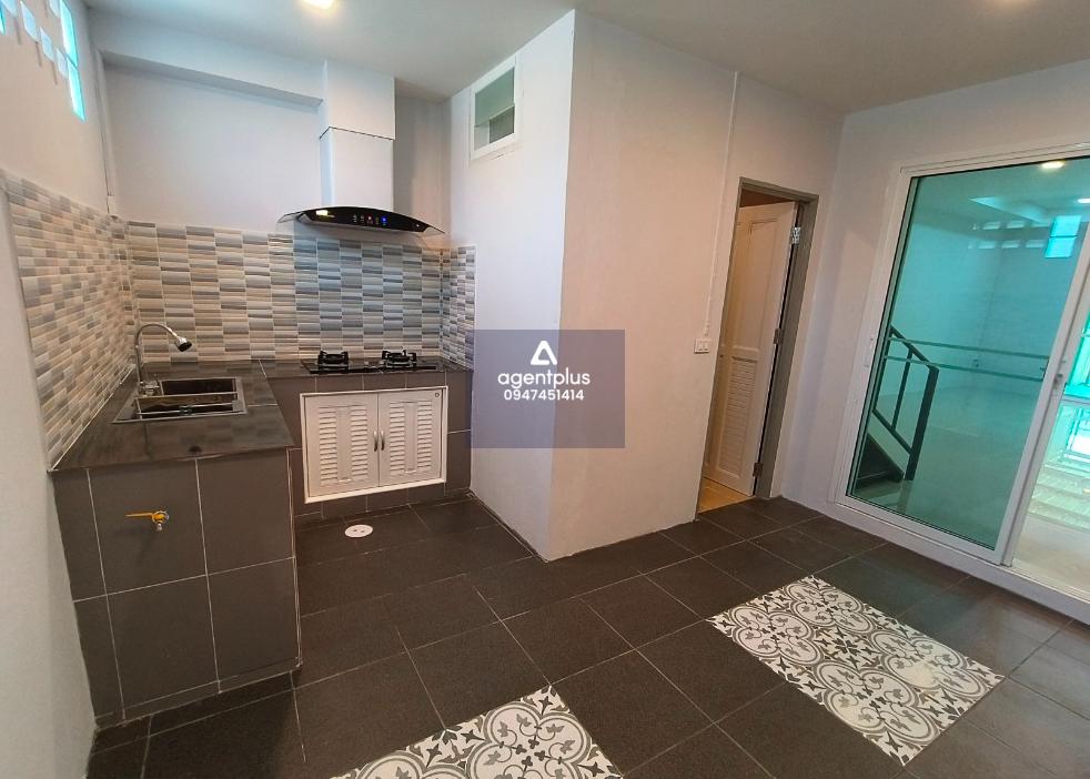 ทาวน์เฮ้าส์พร้อมอยู่ หมู่บ้านธารทองวิลลา 2 ใกล้ถนนใหญ่วัดลาดปลาดุก6เลน ตลาด โลตัส JAS ปรับปรุงใหม่หมด โรงรถ ครัวซิ้งค์เคาน์เตอร์ แถมแอร์ เครื่องทำน้ำอุ่น, ปั๊ม