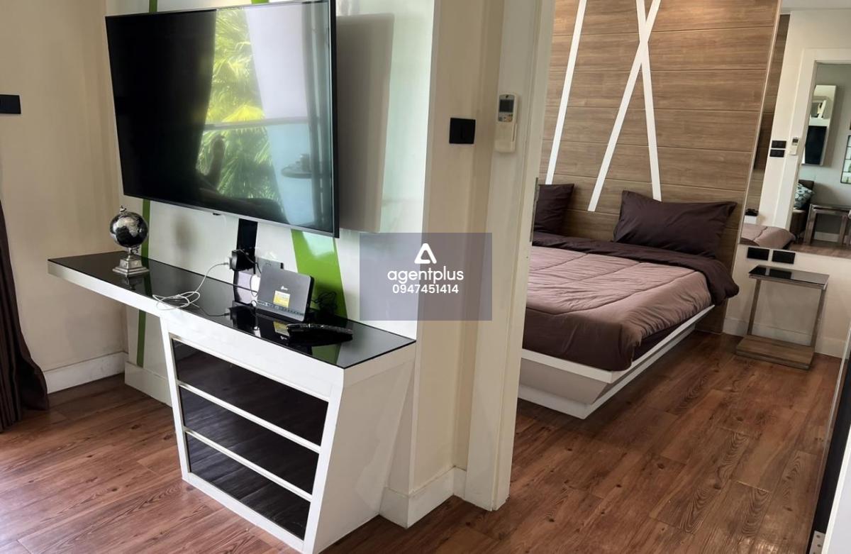 This cozy condo is for sale and it comes at the price of 1,850,000฿. 1 bedroom & 1 bathroom 36 square meters Foreign Quota Fully furnished & ready to move in Condo features: Low-ceiling Balcony with washing machine European kitchen Built-in wardrobe Proje