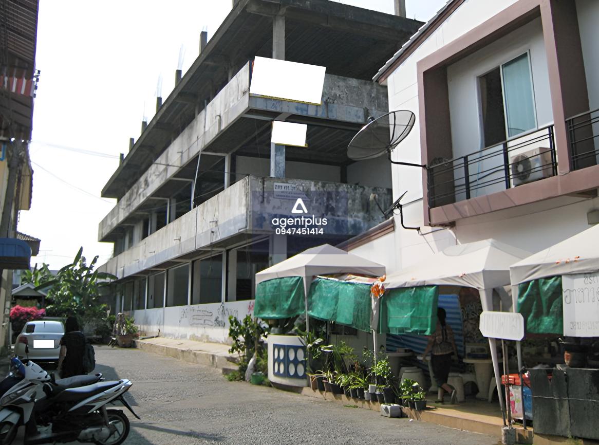 อาคารสำนักงาน 3.5 ชั้น พร้อมด้วยที่ดิน 3 แปลง ติดต่อกัน รูปคล้ายสี่เหลี่ยมผืนผ้า มีสิ่งปลูกสร้างเป็นโครงสร้างตึก 3.5 ชั้น จำนวน 1 หลัง บางเขน ทำเลดี ใกล้ถนนสายหลัก เหมาะทำสำนักงานหรือธุรกิจ