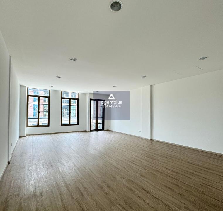 The Glowing Bangpoo โฮมออฟฟิศ 4.5 ชั้น ที่รวมทั้ง \ พื้นที่ทำงาน–พักอาศัย\  ในหลังเดียว