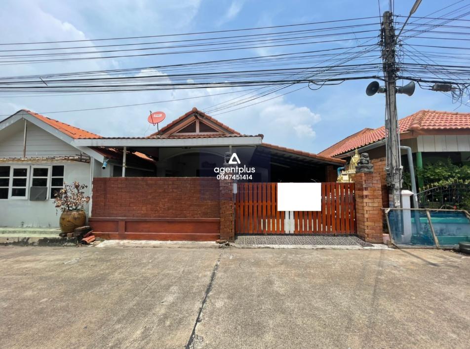 บ้านเดี่ยวชั้นเดียว รามนุช 15 สัตหีบ บริเวณโดยรอบเป็นแหล่งชุมชน การคมนาคมสะดวก สาธารณูปโภคพร้อม ใกล้สิ่งอำนวยความสะดวก