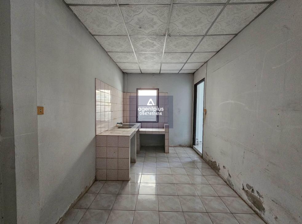 บ้านเดี่ยวชั้นเดียว บ้านธำรงค์วิลล่า หนองตำลึง ทำเลดี ติดถนน เดินทางเข้า-ออกสะดวก บริเวณโดยรอบเป็นแหล่งชุมชน