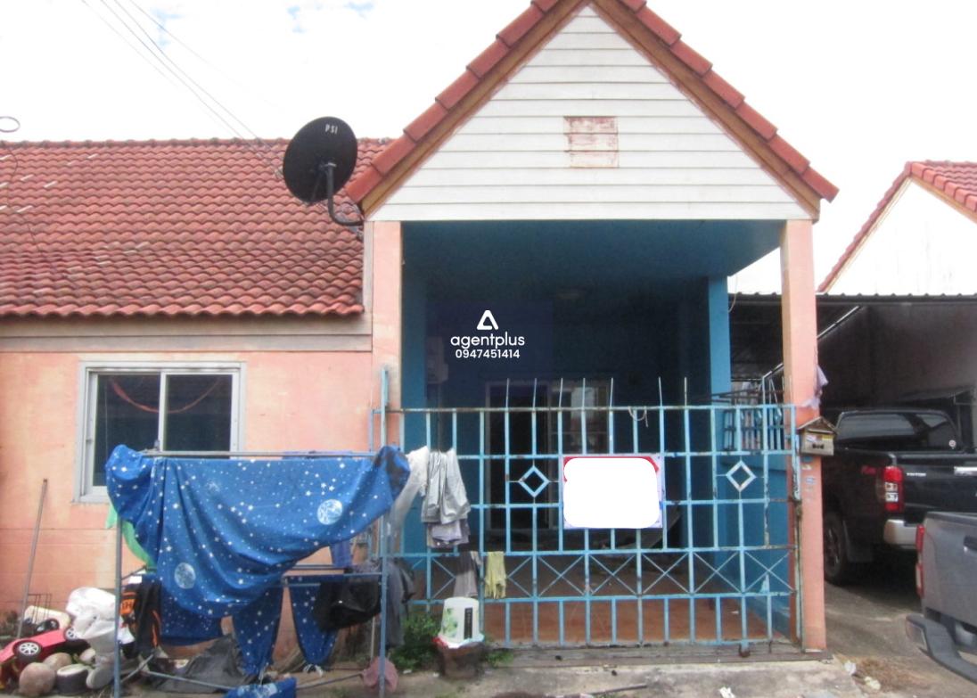 ขายด่วนทาวน์เฮ้าส์ชั้นเดียว หมู่บ้านฉัตรทอง มาบยางพร ถนนสายปากร่วม-ปลวกแดง(รย.3013) 2 ห้องนอน 1 ห้องน้ำ จอดรถได้ 1 คัน เหมาะกับการรีโนเวท ราคา 1.15 ล้านบาท