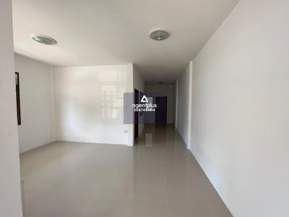 ทาวน์เฮ้าส์ชั้นเดียว ซอยนาจอมเทียน 13 ห่างจากถนนสุขุมวิท ประมาณ 1.3 กิโลเมตร การคมนาคมสะดวก สาธารณูปโภคครบครัน ใกล้แหล่งชุมชน สถานที่ราชการ โครงการแสนรัก