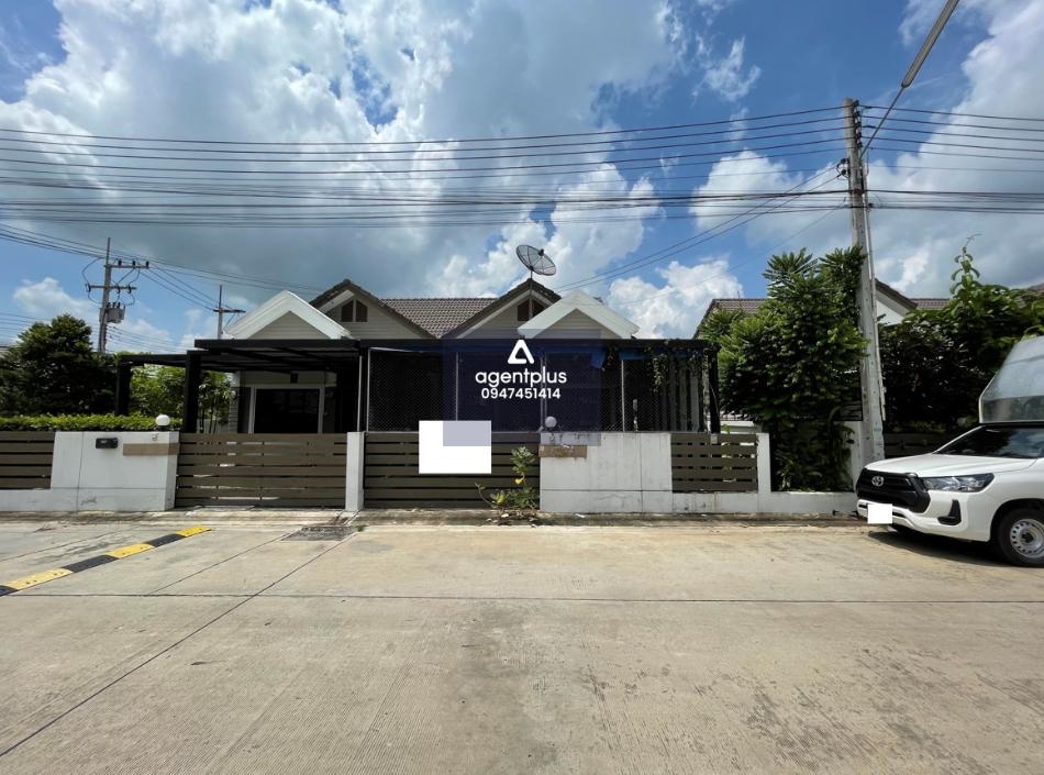 บ้านแฝด โครงการนาราวิลล์ พานทอง ทำเลดีใกล้ถนนสุขประยูร (ทล.315) แยกเข้าซอยหมู่บ้านบัวแก้วประมาณ 900 เมตร และตั้งใกล้สถานที่อื่น ๆ