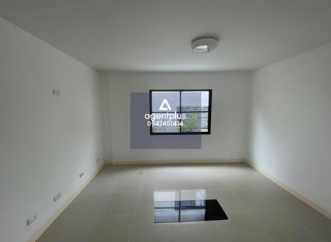 ขายบ้านเดี่ยว 2 ชั้น ทำเลดี ใกล้ถนนศรีราชา-หนองยายบู่ ถนนบายพาส ชลบุรี-พัทยา และถนนสุขุมวิท เดินทางเข้า-ออกสะดวก โครงการโฮมทาวน์