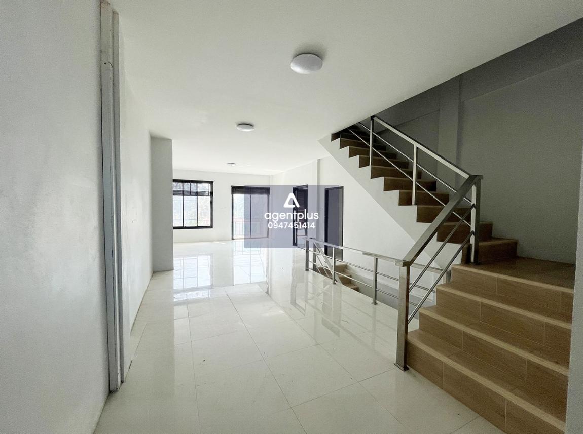 ขายอาคารพาณิชย์ 3 ชั้น 2 คูหา ทำเลใจกลางเมืองสมุทรสงคราม เหมาะค้าขายหรืออยู่อาศัย ใกล้ตลาด อำเภอเมือง เดินทางสะดวก พร้อมระบบสาธารณูปโภคครบครัน