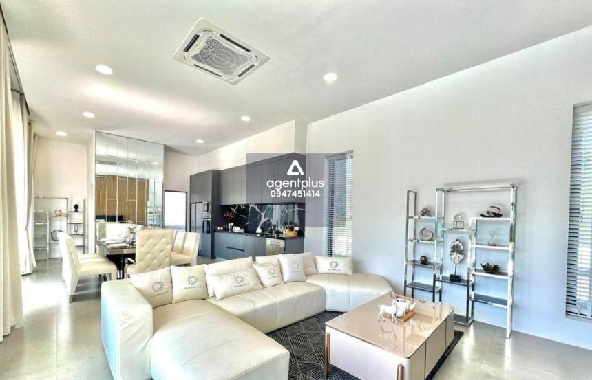 บ้านพูลวิลล่าหรูในพัทยา Palm Lakeside Villa ที่สวยงามแห่งนี้ตั้งอยู่ในพัทยาตะวันออกและมีทุกสิ่งที่คุณต้องการสำหรับการใช้ชีวิตที่หรูหรา ด้วย 4 ห้องนอน 5 ห้องน้ำ