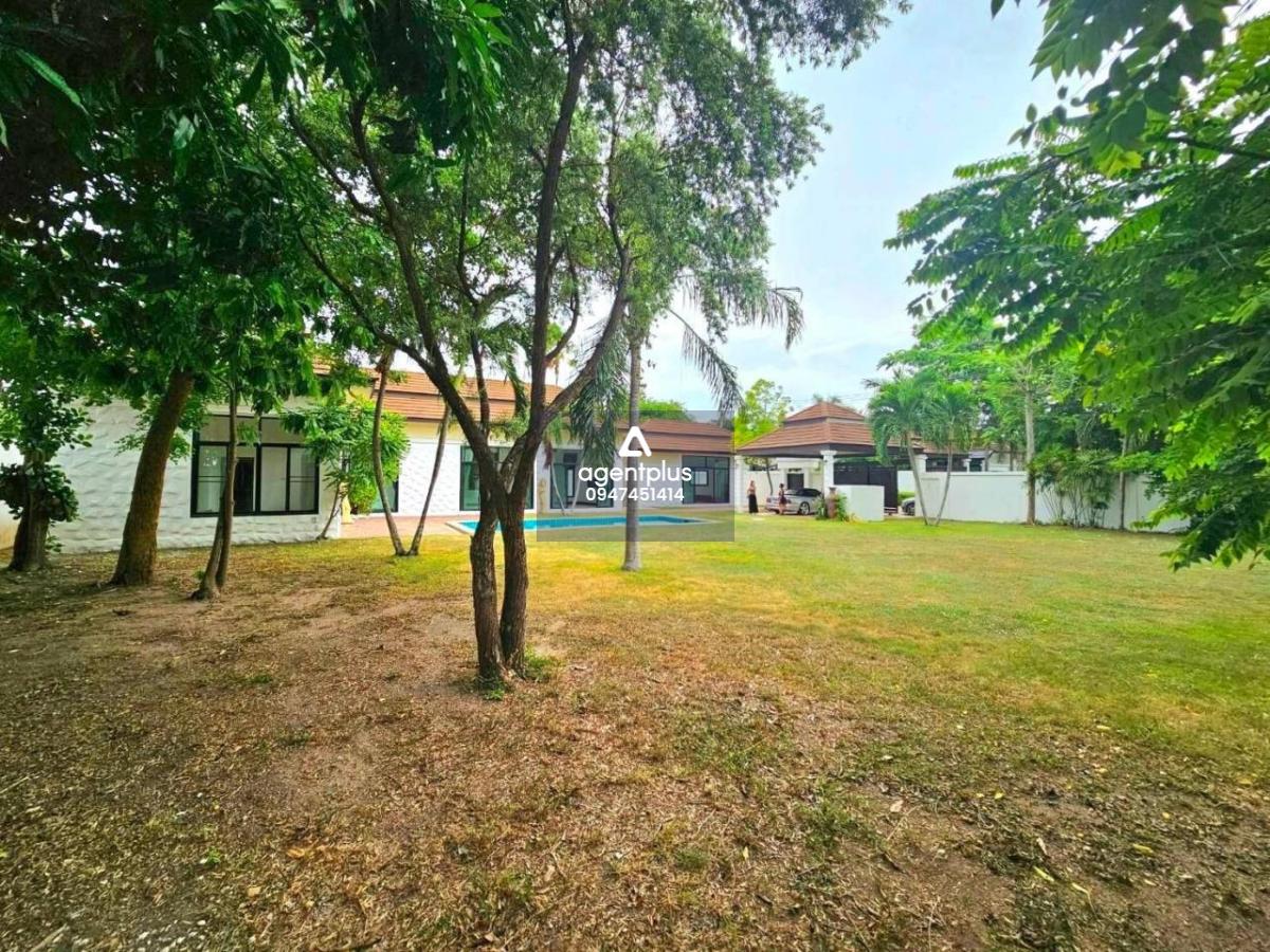 This single-storey house is for sale and it comes at the price of 10,950,000฿ 160 square meters interior area size 268 square wah / 968 square meters Company ownership (If bought in Thai name, purchaser pay for the transfer fees) Recently renovated Partia