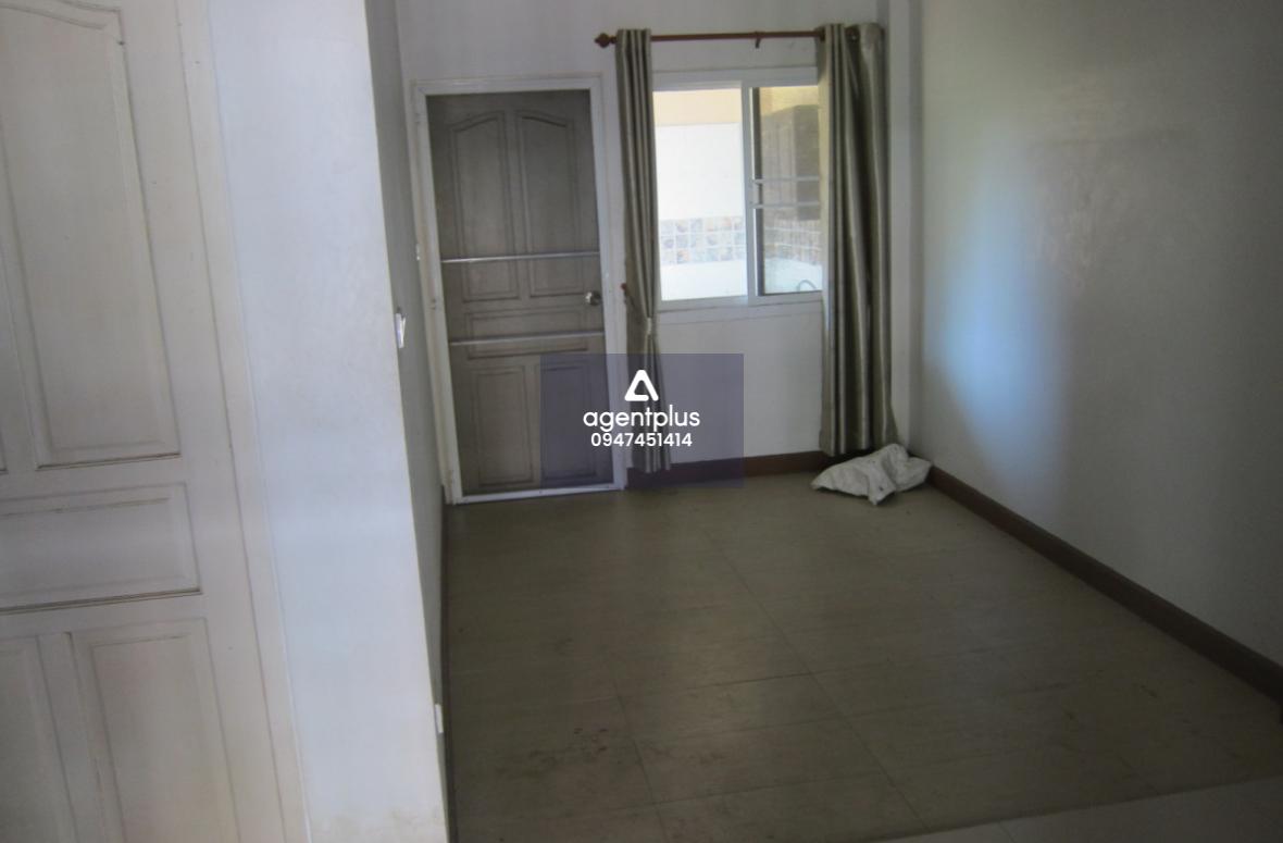 ขายด่วนบ้านแฝดชั้นเดียว โครงการจักรวาล แลนด์ แอนด์ เฮ้าส์ ถนนสายระเวิง-ปลวกแดง ใกล้สิ่งอำนวยความสะดวกมากมาย 2 ห้องนอน 1 ห้องน้ำ ราคา 1.8 ล้านบาท