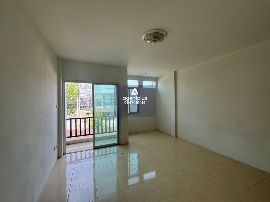 ทาวน์เฮ้าส์ 2 ชั้น โครงการโกลเด้นโฮม แหลมฉบัง ทำเลดี การคมนาคมสะดวกสบายสามารถเข้า-ออกได้หลายเส้นทาง อาทิ ถนนเมืองใหม่ และถนนเมืองใหม่ใต้