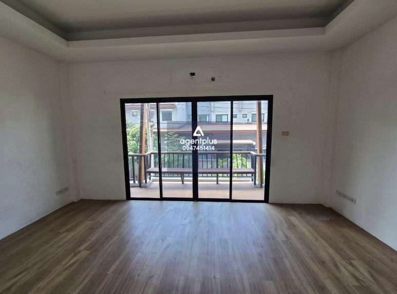 ทาวน์เฮาส์ 2 ชั้น สไตล์โมเดิร์น โครงการตั้งอยู่ทำเลดีการเดินทางสะดวก ใกล้ถนนทางหลวงหมายเลข 3023 และถนนวิฑูรดำริ รายล้อม 