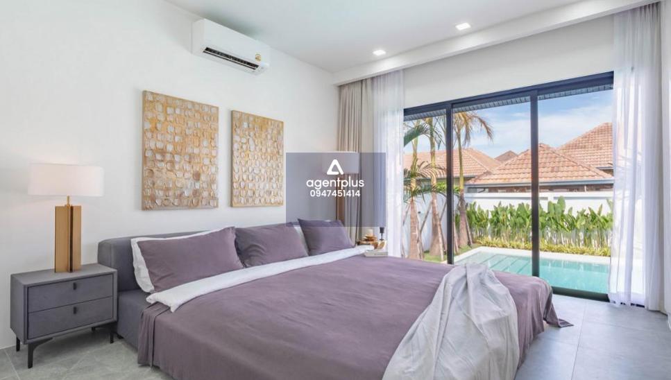 บ้านพูลวิลล่า 5 ห้องนอน ในพัทยา สัมผัสความหรูหราในวิลล่าที่สวยงามแห่งนี้ ซึ่งได้รับการปรับปรุงใหม่และตกแต่งด้วยเฟอร์นิเจอร์ดีไซน์สุดหรู