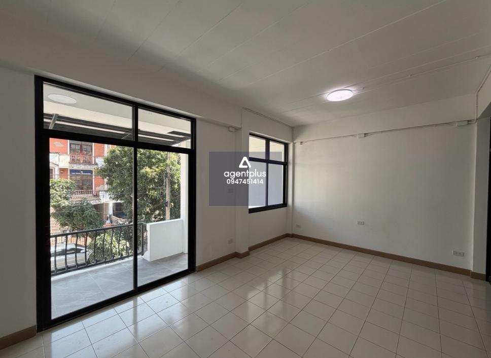 ให้เช่าทาวน์โฮม 4 ชั้น ขนาดใหญ่ ทำเลใจกลางบางนา เดินทางสะดวก ใกล้ทั้งไบเทคและ BTS เหมาะสำหรับอยู่อาศัยเป็นครอบครัว หรือใช้เป็นโฮมออฟฟิศได้สบาย