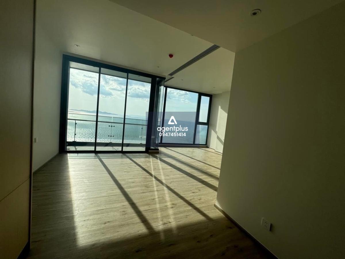 Arom Wongamart Condo 