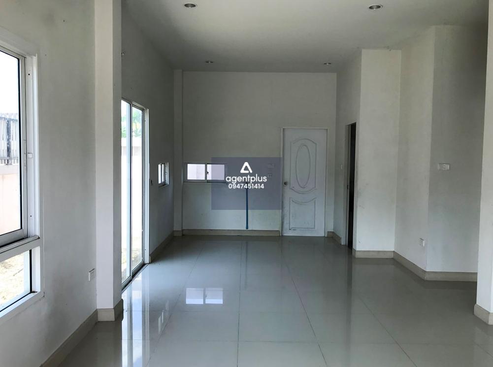 บ้านแฝดชั้นเดียว โครงการบีลีฟโฮม จากถนนสายฉะเชิงเทรา-สัตหีบ (ทล.331) หลัก กม.ที่ 45+600 แยกถนนห้วยปราบ-บ้านเสด็จใน ประมาณ 400 เมตร ทำเลดีทางเข้า-ออกสะดวก สาธารณูปโภคพร้อม แวดล้อมด้วยแหล่งชุมชน