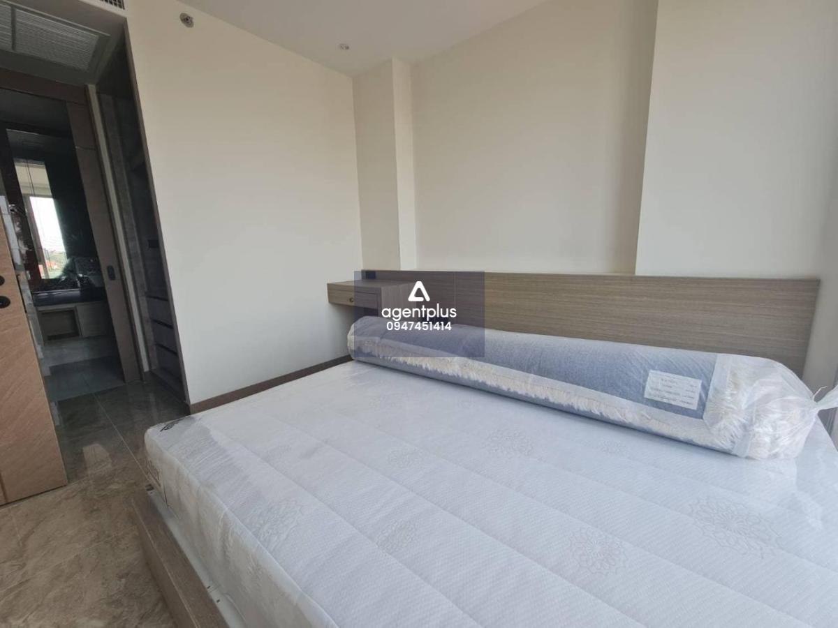 This brand new unit comes fully furnished and with a fitted western-style kitchen, a park & sea view balcony and an en-suited bedroom. The interior size is 39.5 square meters Facilities include: Two infinity pools on the 5th and 21st floor. Two fitness ar