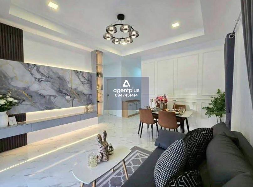 บ้านเดี่ยว หลังมุม พื้นที่กว้าง โปร่งสบาย รอบบ้านมีพื้นที่จัดสวน รับบรรยากาศดี ลมเย็นทั้งวัน บ้านรวิพร ห้วยใหญ่