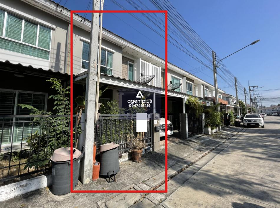 ทาวน์เฮ้าส์ 2 ชั้น โครงการพฤกษาวิลล์ 71/1 บริเวณโดยรอบทรัพย์เป็นแหล่งท่องเที่ยวและแหล่งชุมชน การคมนาคมสะดวก สาธารณูปโภคพร้อม