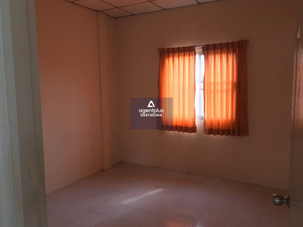 บ้านแฝด 1 ชั้น สภาพแวดล้อมโดยรอบ ตั้งอยู่ใกล้กับนิคมอุตสาหกรรม และแหล่งชุมชน การคมนาคมสะดวก สาธารณูปโภคพร้อม โครงการพฤกษ์ลดา บางนา-ตราด