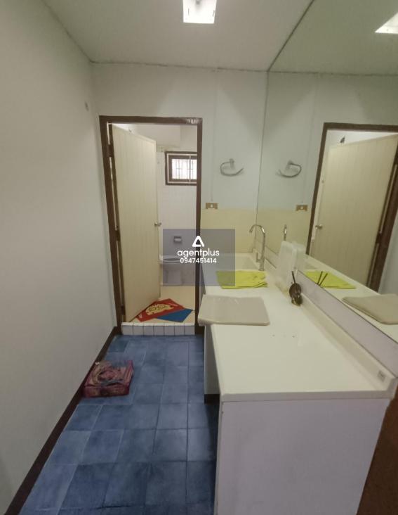 ออฟฟิศให้เช่าชั้น 2 ทำเลดี ติด BTS เพลินจิต ขนาด 40 ตารางเมตร