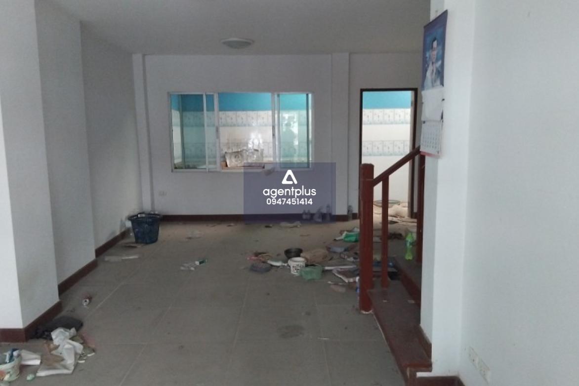 ขายด่วนบ้านทาวน์เฮ้าส์เปล่า 2 ชั้น โครงการพนาสนธิ์วิลล่า (คลองขุด) ถนนเทพารักษ์ 3 ห้องนอน 2 ห้องน้ำ เหมาะกับการรีโนเวท ใกล้สิ่งอำนวยความสะดวก ในราคา 1.95 ล้านบาท