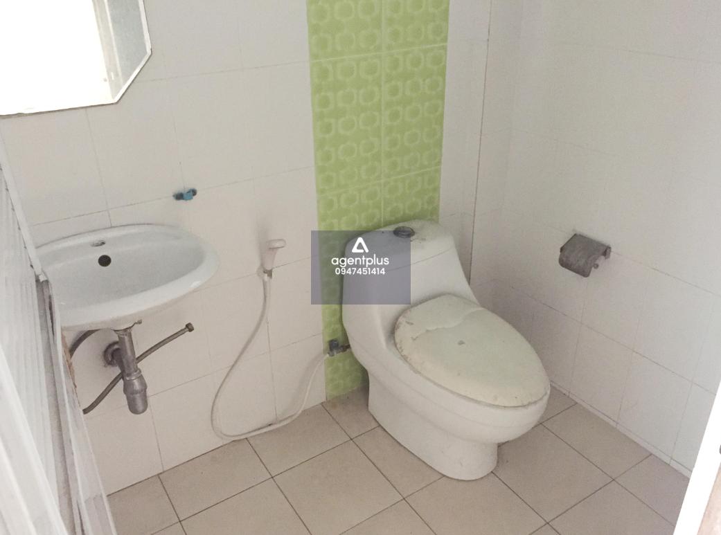 ทาวน์เฮ้าส์ 2 ชั้น การคมนาคมสะดวก สาธารณูปโภคครบครัน ใกล้แหล่งชุมชน ถนสุขุมวิท (ทล.3) แยกเข้าถนนเมืองใหม่กลาง 1.5 กม. และแยกเข้าถนนห้วยเล็กประมาณ 100 เมตร โครงการธนาพร แหลมฉบัง ศรีราชา