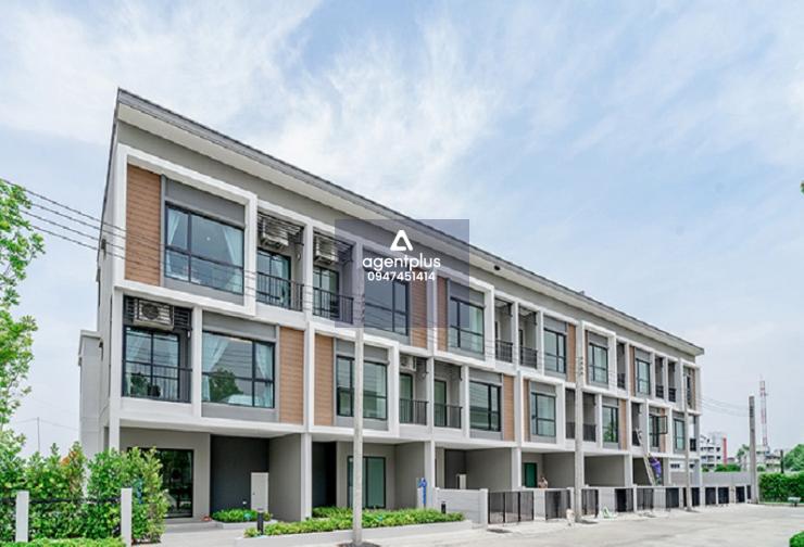 ขายทาวน์เฮ้าส์ ลุมพินี ทาวน์วิลล์ ลาดกระบัง - สุวรรณภูมิ บ้านพร้อมอยู่ สภาพดี ฟังก์ชันครบทำเลดี เดินทางสะดวก ใกล้สนามบินสุวรรณภูมิ