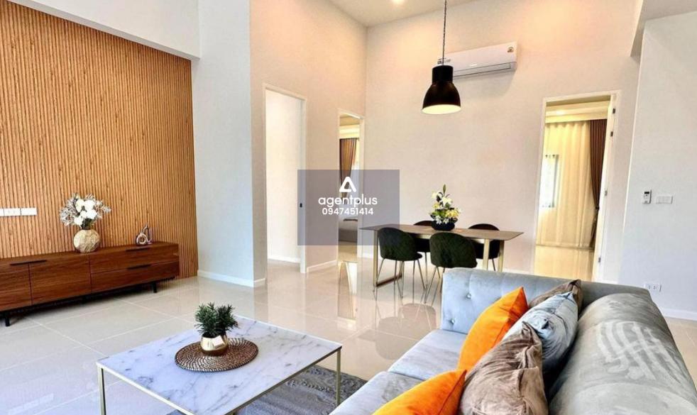 ขายบ้านชั้นเดียว 4 ห้องนอนและ 3 ห้องน้ำในห้วยใหญ่ พัทยา บ้านตกแต่งครบชุด พร้อมสระว่ายน้ำส่วนตัวและสวน บ้านหลังนี้มีที่ใช้สอยกว้างขวาง 230 ตร.ม. เดินทางสะดวกและห่างจากหาดจอมเทียนประมาณ 10 นาที