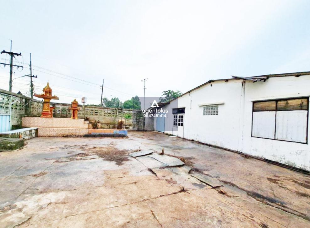 บ้านเดี่ยวชั้นเดียว ทำเลดี ติดถนนบ้านแปลงเกตุ 15 เดินทางเข้า-ออกสะดวก บริเวณใกล้เคียงเป็นแหล่งที่อยู่อาศัย