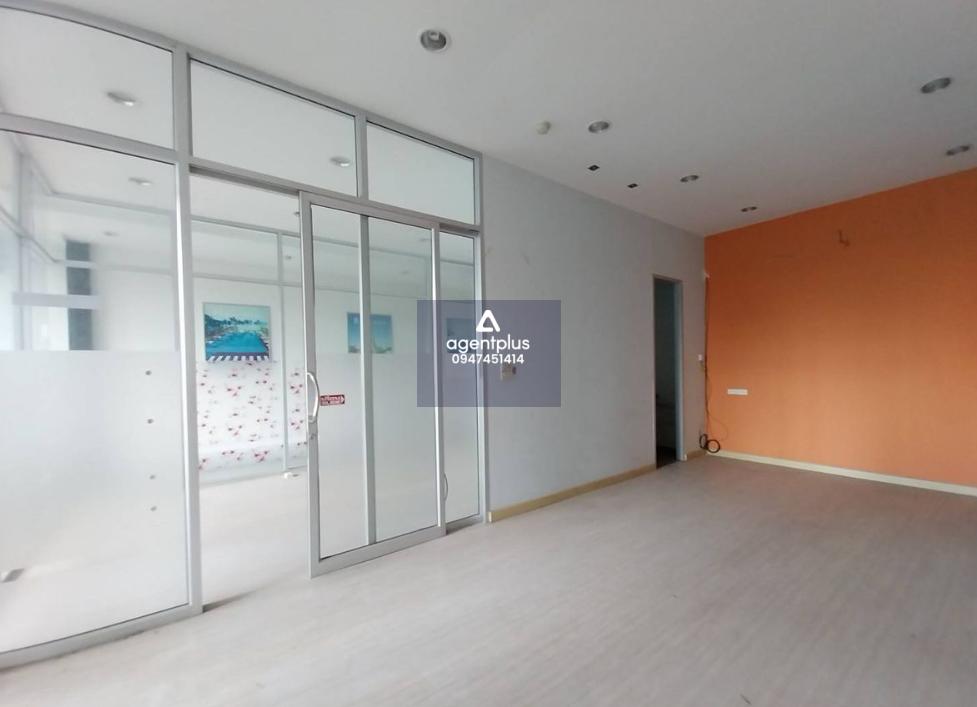 พื้นที่เช่า เหมาะสำหรับ ออฟฟิต / สำนักงาน ทำเลดี!! ฟรี!!ค่าส่วนกลาง ตลอดสัญญเช่า