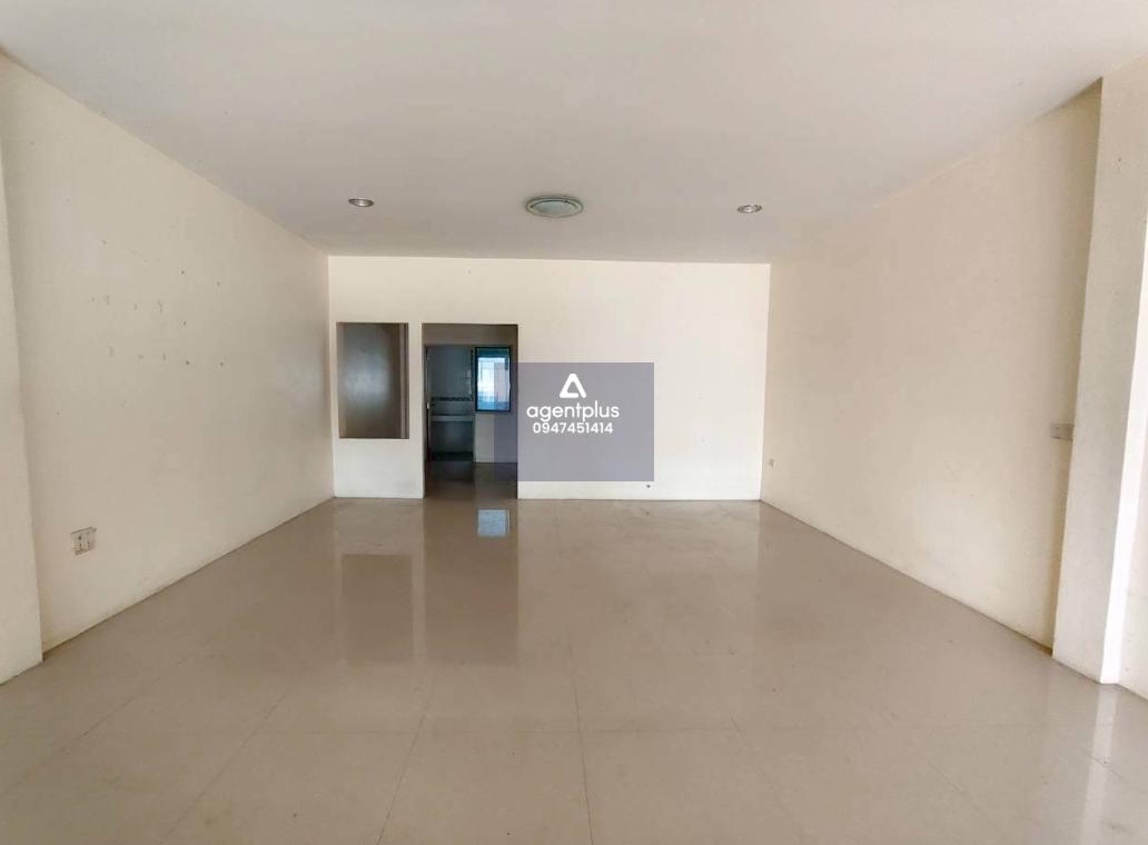 ทาวน์เฮ้าส์ 2 ชั้น ทำเลอยู่ติดกับถนนยายเรือน-หนองตาเสี่ยง ห่างจากถนนระยอง-บ้านค่าย ประมาณ 1กม.