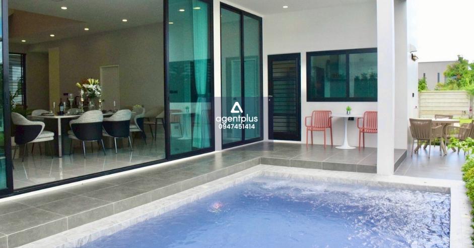 โครงการบ้านเดี่ยว ไพรเวทพลูวิลล่าสุดหรู หลังใหญ่ 2 ชั้น มีเพียง 8 ยูนิตเท่านั้น ใกล้มอเตอร์เวย์สาย 7 และใกล้ไอคอนสยามพัทยา (กำลังก่อสร้างเร็วๆ นี้) เดินทางสะดวกสบายสุดๆ