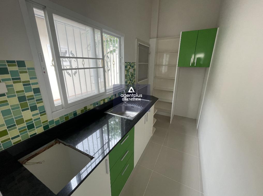 บ้านเดี่ยว 1 ชั้น ตกแต่งพร้อมอยู่ภายในกว้างขวาง โครงการร่มรื่น ล้อมด้วยภูเขา ให้ความเป็นส่วนตัวเหมาะกับการอยู่อาศัยหรือพักผ่อน การเดินทางขึ้นทางพิเศษมอเตอร์เวย์ (หมายเลข 7) รายล้อมด้วยแหล่งอำนวยความสะดวกครบครัน โครงการนาวีเฮ้าส์ 37