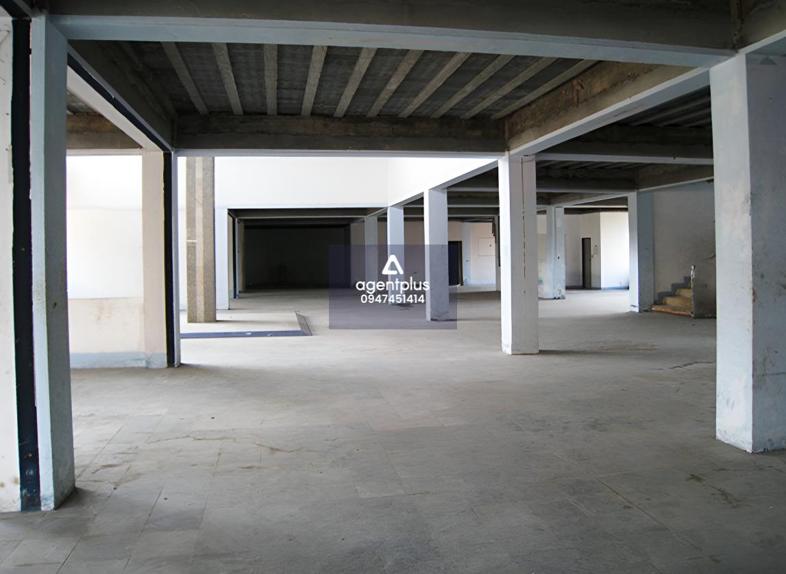 อาคารสำนักงาน 3.5 ชั้น พร้อมด้วยที่ดิน 3 แปลง ติดต่อกัน รูปคล้ายสี่เหลี่ยมผืนผ้า มีสิ่งปลูกสร้างเป็นโครงสร้างตึก 3.5 ชั้น จำนวน 1 หลัง บางเขน ทำเลดี ใกล้ถนนสายหลัก เหมาะทำสำนักงานหรือธุรกิจ