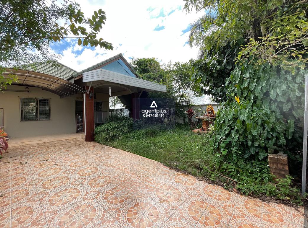 บ้านเดี่ยวชั้นเดียว ประดิษฐ์ไพศาล วิลเลจ ทำเลดี ติดถนนบ้านหนองคล้า แยกเข้าถนนหนองพังพวย 2 กม เดินทางเข้า-ออกสะดวก อยู่ในย่านชุมชน