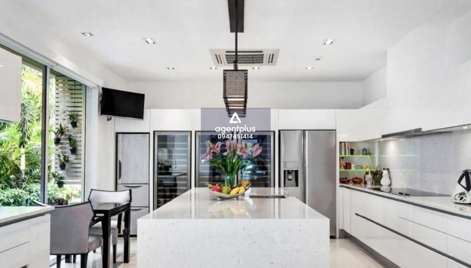 บ้านพูลวิลล่าที่สวยงามหลังนี้ เป็นโอกาสที่ดีสำหรับทุกคนที่กำลังมองหาสถานที่พักผ่อนที่สมบูรณ์แบบ บ้าน 8 ห้องนอน 8 ห้องน้ำ พื้นที่ใช้สอยกว่า 731 ตร.ม.