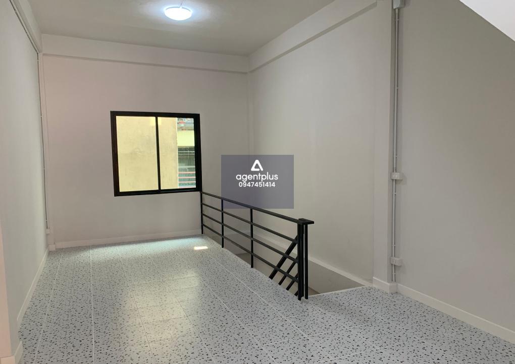 ขายอาคารพาณิชย์ ท่าน้ำนนทบุรี ปรับปรุงใหม่ อาคารพาณิชย์ 3 ชั้น ทำเลดี เดินทางสะดวก เชื่อมต่อถนนสายหลัก เหมาะสำหรับอยู่อาศัยและทำการค้า