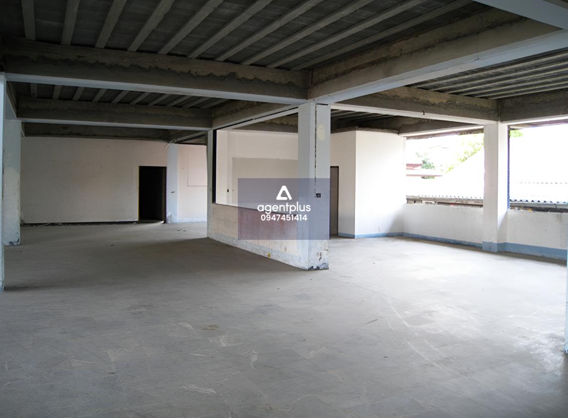 อาคารสำนักงาน 3.5 ชั้น พร้อมด้วยที่ดิน 3 แปลง ติดต่อกัน รูปคล้ายสี่เหลี่ยมผืนผ้า มีสิ่งปลูกสร้างเป็นโครงสร้างตึก 3.5 ชั้น จำนวน 1 หลัง บางเขน ทำเลดี ใกล้ถนนสายหลัก เหมาะทำสำนักงานหรือธุรกิจ