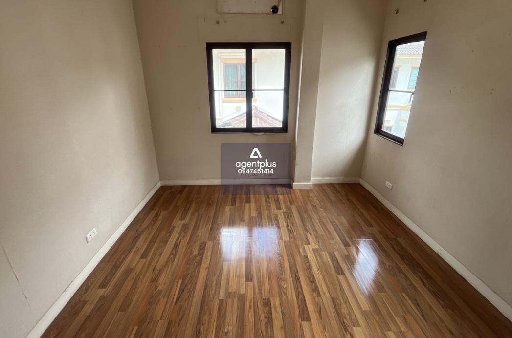 ขายบ้านเปล่าเดี่ยว 2 ชั้น เหมาะเอามารีโนเวท หมู่บ้านสราญสิริ รามอินทรา 1 ถนนปัญญาอินทรา 3 ห้องนอน 2 ห้องน้ำ สามารถจอดรถได้ 2 คัน มีตลาดและบิ๊กซีใกล้บ้าน