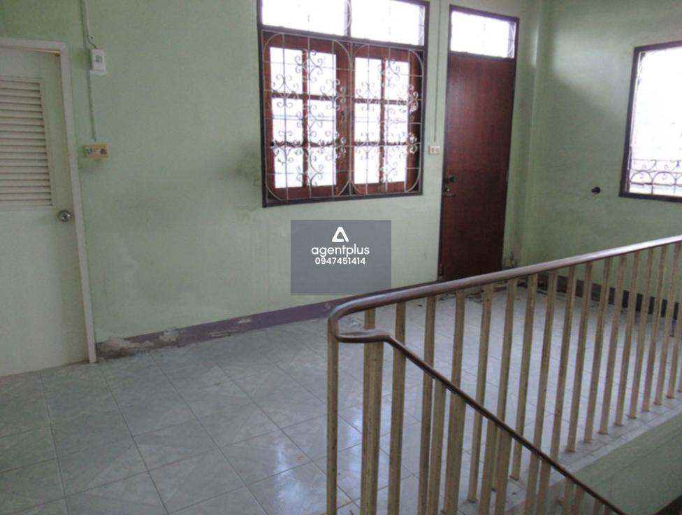 ทาวน์เฮ้าส์ 2 ชั้น ทำเลดีทรัพย์ตั้งอยู่ย่านชุมชน และตั้งอยู่ใกล้สิ่งอำนวยความสะดวก