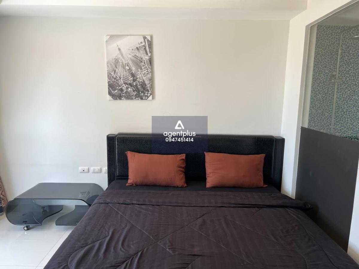 Great investment opportunity in South Pattaya, very close to Walking Street. Price starts at 1,100,000฿ and the condo is in Thai Quota. 24 square meters 7th floor & corner unit Fully furnished & fitted European kitchen Facilities include: Swimming pool & 