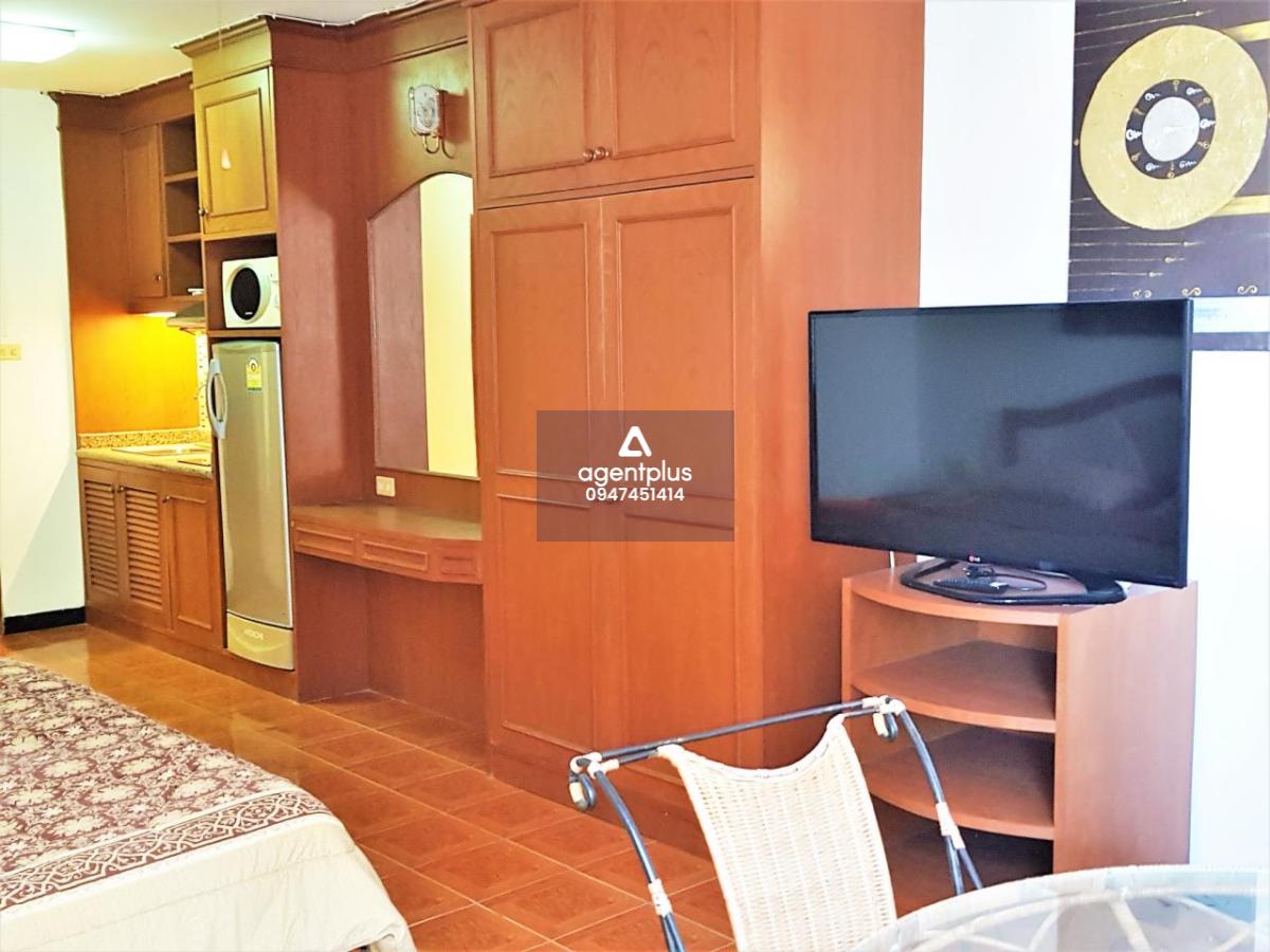 This low-rise condo is for sale and it comes at the price of 5,600,000฿. 2 bedrooms & 2 bathrooms 92.5 square meters Company ownership 9th floor Recently renovated and ready to move in Condo features, furniture & appliances: Large balcony with a great vie