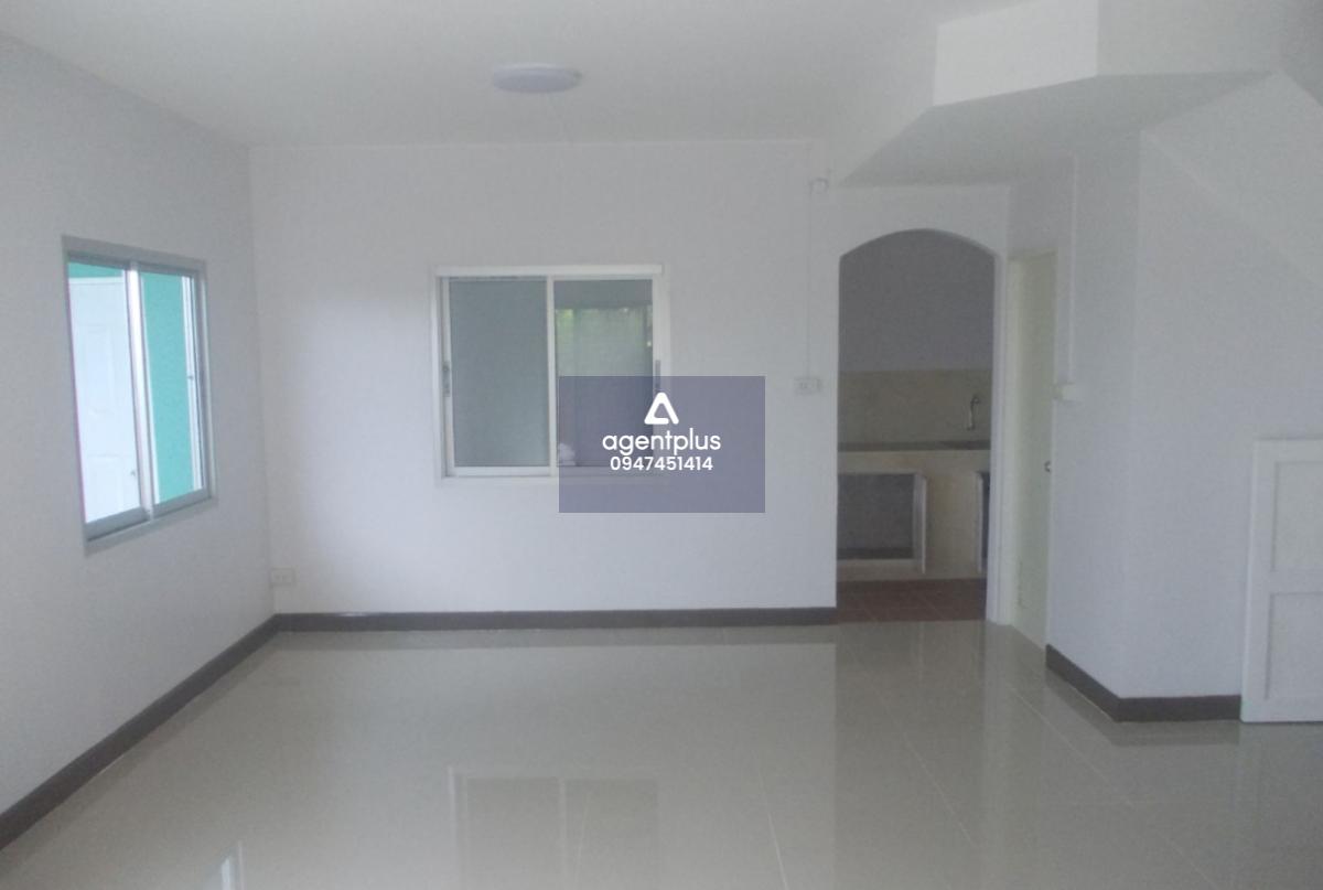 พฤกษา 27 อ่อนนุช-ลาดกระบัง ทาวน์เฮ้าส์ 2 ชั้น ทำเลดี การเดินทางสะดวก อยู่ใกล้กรุงเทพฯ ห่างจากถนนเลียบคลองพระองค์ไชยานุชิต ประมาณ 1.2 กม.