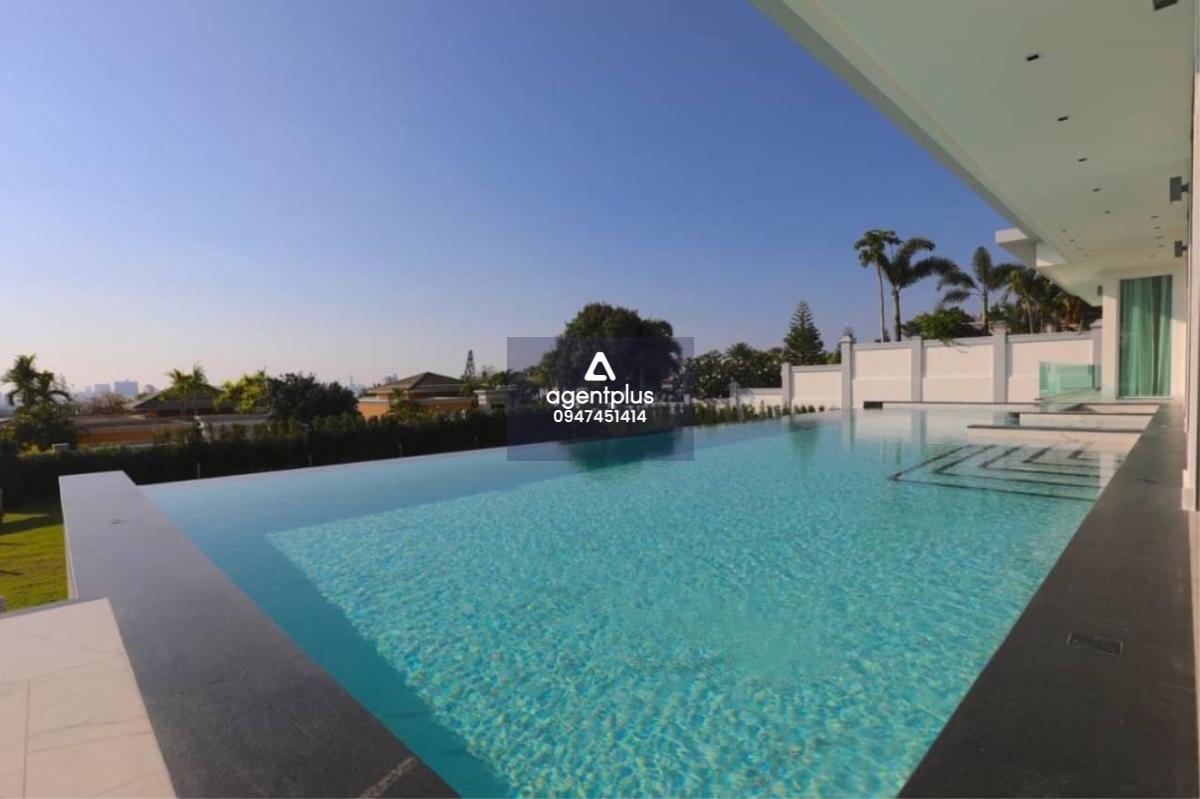 Land size 2100 sq m. Usable area 1700 sq m. - 10 bedrooms - 11 bathrooms - cinema room - Spa Fitness, size 90 sq m. - steam room - kitchen - wine cellar - Jacuzzi - Swimming pool 16 x 6 meters - garden - 4 parking garages - Private elevator - backup gener